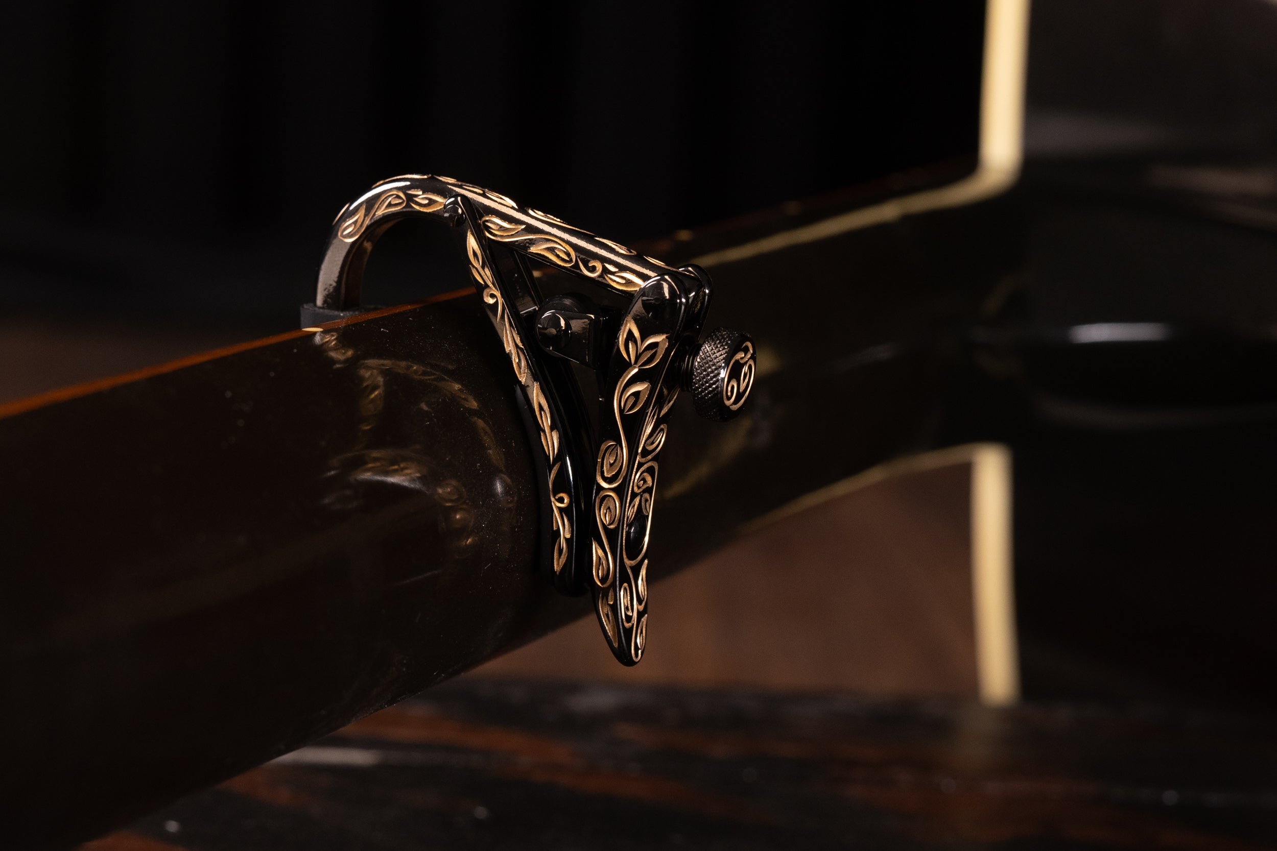 shubb-engraved-black-steel-string-gitarren-kapo-mit-holzbox image 2