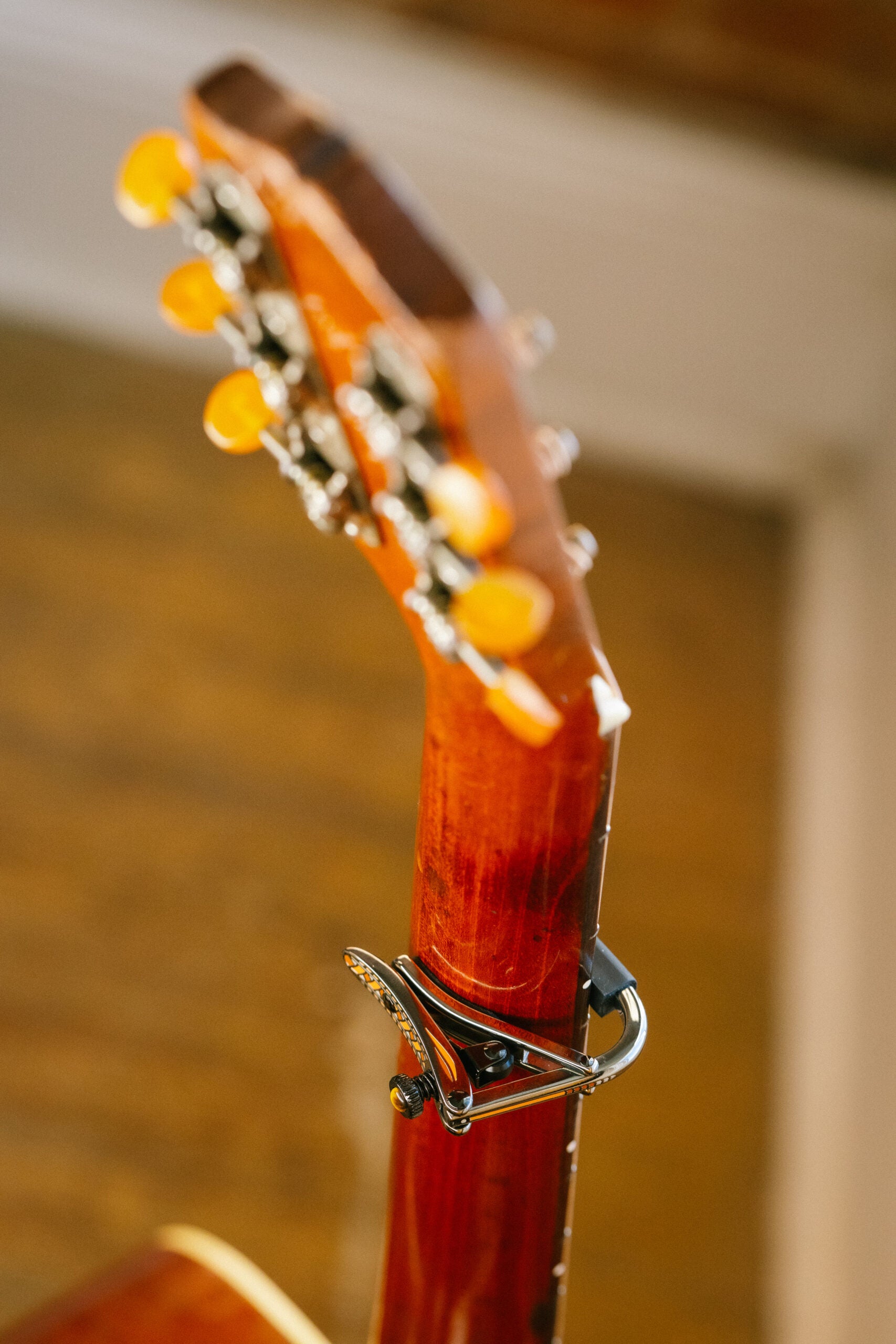 shubb-rosette-kapo-f-r-steel-string-gitarre-tigerauge-inlay image 4
