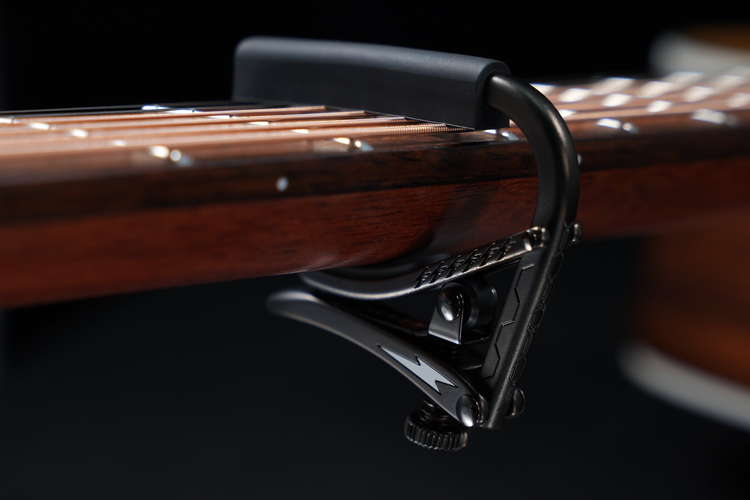shubb-pathfinder-luca-stricagnoli-black-thunder-steel-string-kapodaster image 5