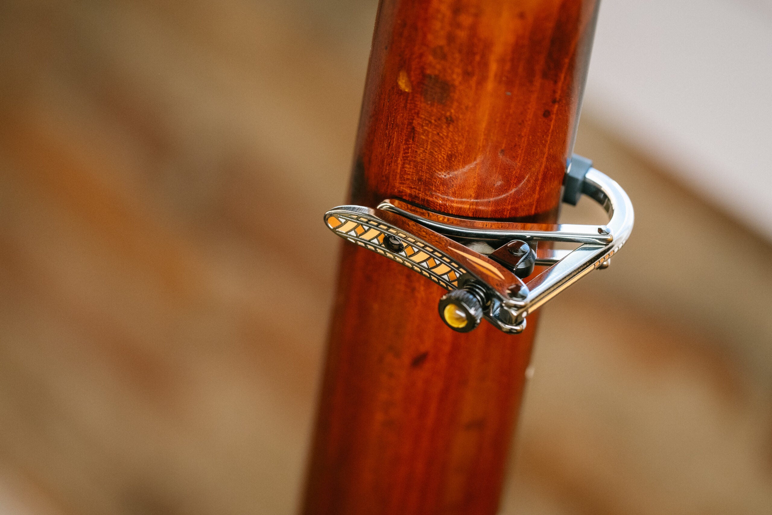 shubb-rosette-kapo-f-r-steel-string-gitarre-tigerauge-inlay image 5